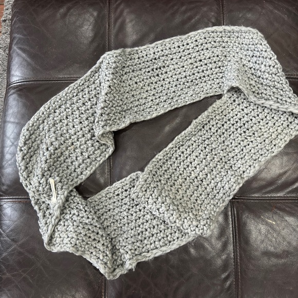 Bundle of 5 circle loop winter scarfs - Picture 3 of 7